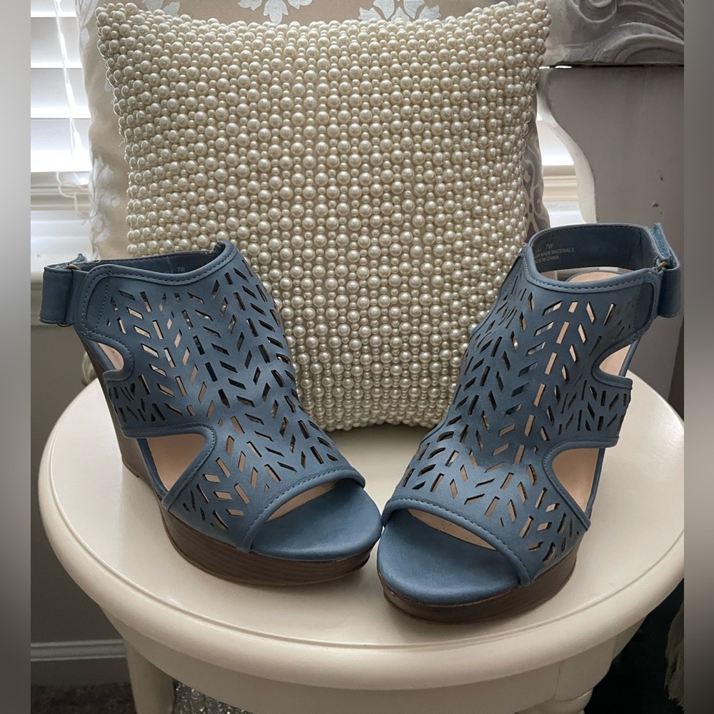 7W Dollhouse Blue Wedges